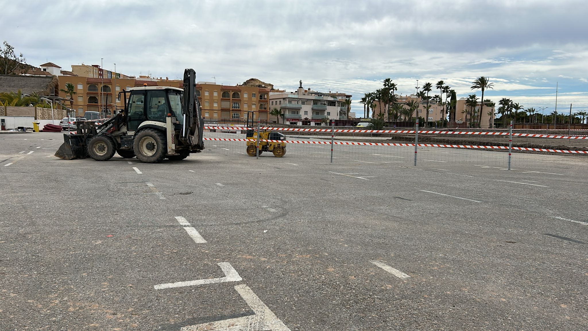 En marcha la adecuación y mejora de accesibilidad e instalaciones en la zona del mercado no sedentario de San Juan de los Terreros